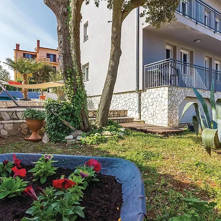 Gorgeous Apartment In Banjole شقة