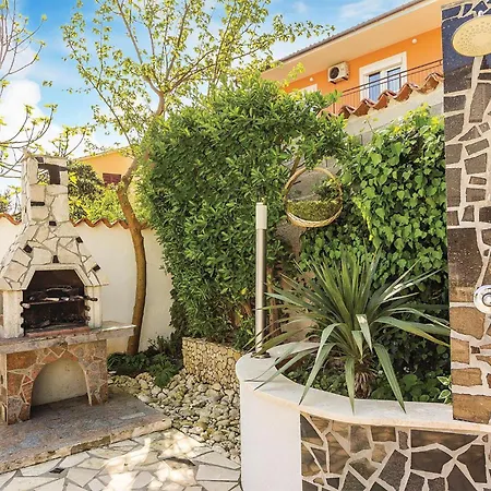 Gorgeous Apartment In Banjole بنجول