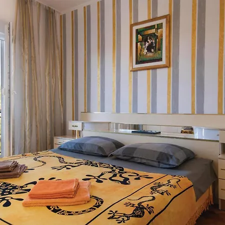 Gorgeous Apartment In Banjole بنجول