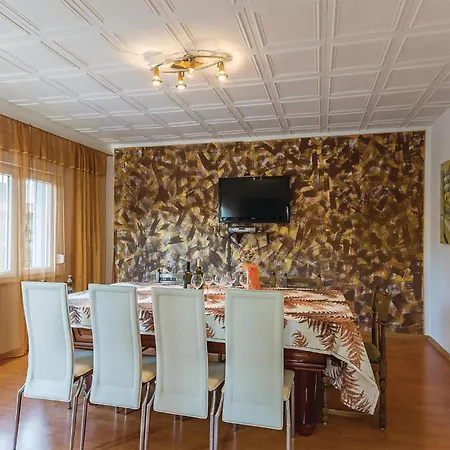 Gorgeous Apartment In Banjole *